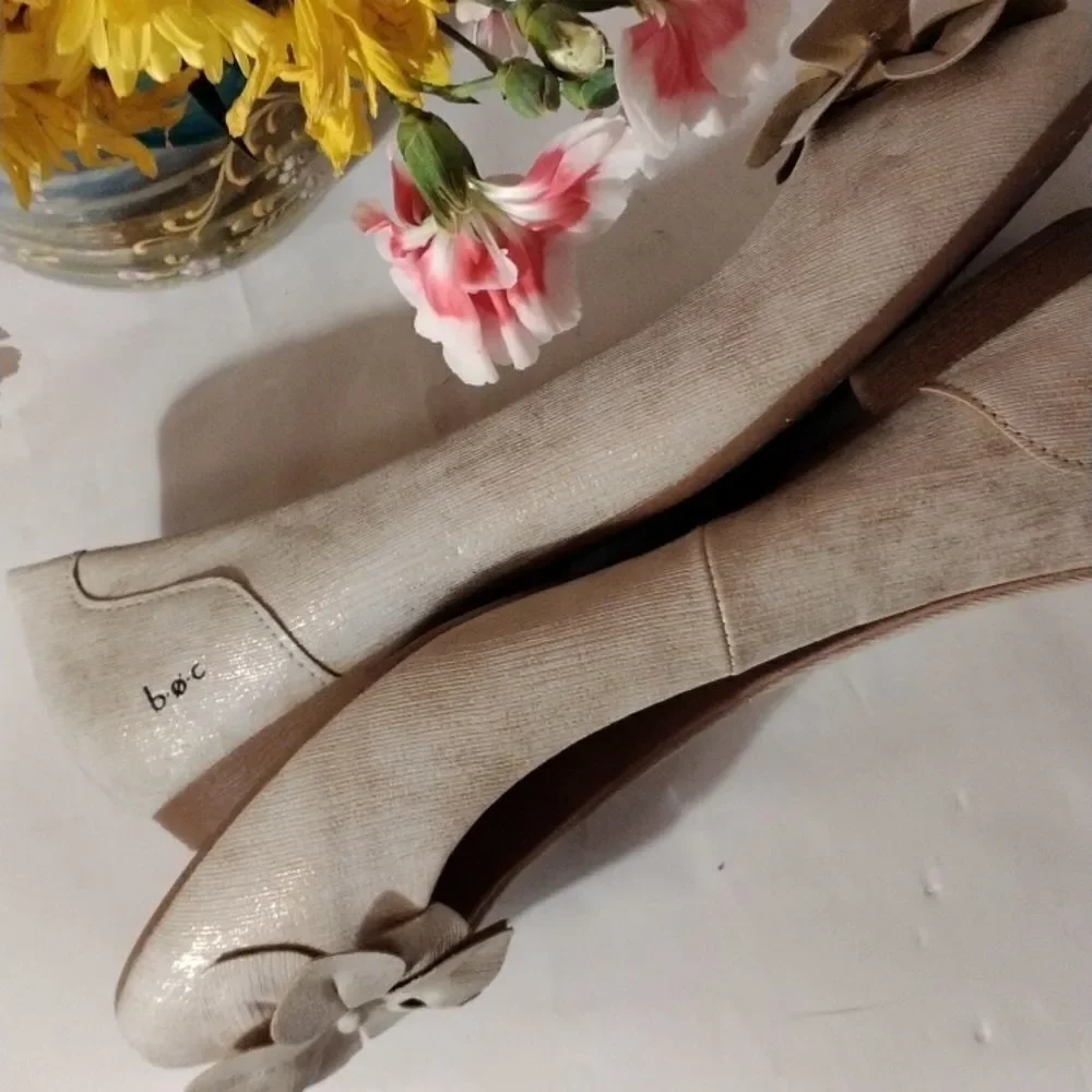 NWOT b.o.c. Fabric Flats With Flower
